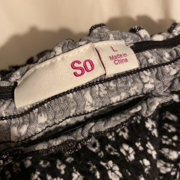 black and white floral off the shoulder top - Picture 3 of 3